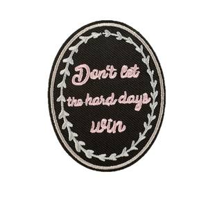 Parche de Bordado Personalizado con Logotipo de Letra Personalizada en Forma de Corazón Irregular de Tamaño Pequeño a Buen Precio, para Planchar en la Ropa - Product Image 5