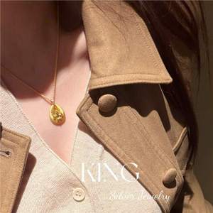 จี้รูปดอกเฟลอร์เดลิสชุบทองคำขาว S925 จาก King Silver Jewelry สร้อยคอสำหรับผู้หญิง แฟชั่นของขวัญรูปทรงหยดน้ำ - Product Image 3