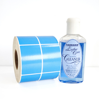 Label Botol Vinyl Transparan Elegan Stiker Cetak Kustom Gulungan Pencetakan UV Sesuai Standar Kemasan Minuman Tahan Air Kuat