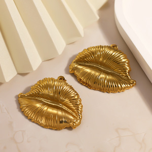 Boucles d'oreilles tendance SUMMLY en forme de lèvres plaquées or 18 carats, en acier inoxydable, imperméables, hypoallergéniques, bijoux de mode pour femmes - Product Image 4