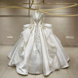 Robe de mariée JFH112 glamour en satin à col en V avec cristaux, appliques florales modernes, traîne chapelle, longueur ras du sol pour femme - Product Image 1