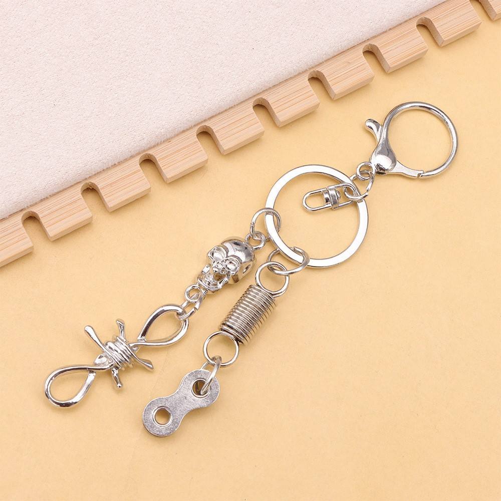 Llavero de calavera con púas