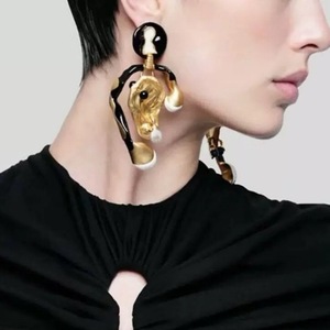 Pendientes con clip de perlas con forma de cara para mujer, redondos, blancos, de grado AA, de aleación de zinc, joyería para fiesta - Product Image 3