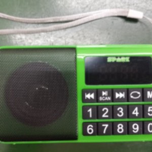 Radio FM portable Spark avec haut-parleur intégré, batterie rechargeable, 64,0-108,0 MHz, corps en plastique, écran numérique - Product Image 1