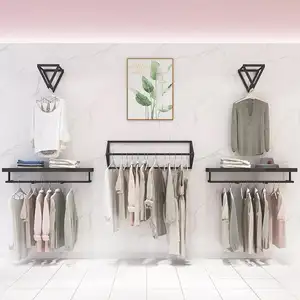 Présentoir mural en métal noir élégant pour vêtements, Design d'intérieur moderne pour magasin de vêtements de détail