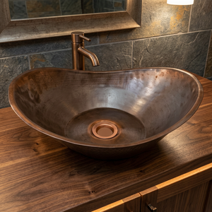 Évier de cuisine élégant en cuivre fait main, cuve unique, finition mate rustique, à poser sur le comptoir, design unique, surface brossée - Product Image 1