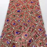 Tissu de luxe français en dentelle brodée extensible avec de grandes paillettes violettes et vertes et des perles pour robe
