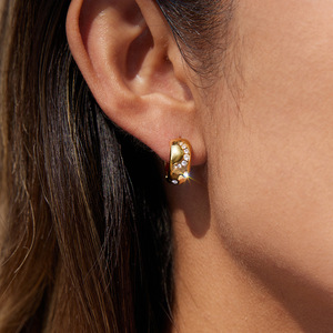 Boucles d'oreilles Huggie en forme de lune en acier inoxydable avec strass sertis clos, bijoux de fête pour femmes - Product Image 3
