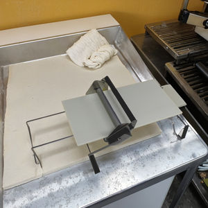 Petit <span class=keywords><strong>laminoir</strong></span> manuel de <span class=keywords><strong>pâte</strong></span> à <span class=keywords><strong>pâte</strong></span> <span class=keywords><strong>feuilletée</strong></span> pour croissant de boulangerie à bas <span class=keywords><strong>prix</strong></span> - Product Image 1