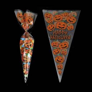 Sac cadeau d'Halloween triangulaire avec éléments d'horreur, idéal pour emballer les biscuits et les bonbons - Product Image 2