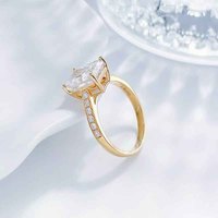 Anello di fidanzamento da donna in oro giallo 18 carati con diamante da laboratorio a 4 griffe, taglio cuscino lungo, stile Prismatic Light Fashion