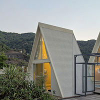 Maison préfabriquée en acier triangulaire européenne personnalisable, cabane portable étanche à montage rapide pour l'hébergement hôtelier