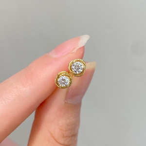 อาซูโอ ไฟน์ จิวเวลรี่ 18K ทองคำแท้สีเหลือง Au750 เพชรธรรมชาติแท้ ทรงบริลเลียนท์คัท 0.30 กะรัต ต่างหูแบบติดหูรูปดอกไม้ขนาดเล็กสุดคลาสสิก ของขวัญ - Product Image 4
