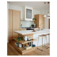 Cuisine moderne personnalisable et modulaire en granit artificiel écologique, avec design confortable, meubles de cuisine, évier, îlot central et ensemble de table.