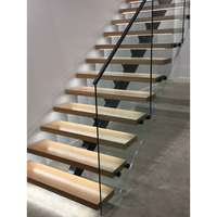 Escalier droit résidentiel à poutre simple avec garde-corps en verre monté sur le côté