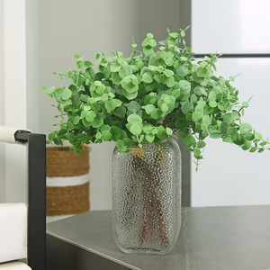 Planta Artificial de Eucalipto Verde Oscuro de Yihua Floral Art, Decoración para el Hogar, Florero de Plástico para Mesa - Product Image 1