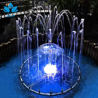 Fontaine d'eau extérieure pour jardin avec sculpture en acier inoxydable et LED colorées, jet en arc pour projet de décoration de place publique ou monument
