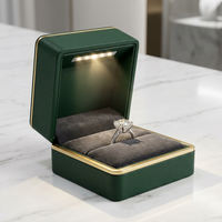 Nouvel ensemble d'emballage de boîte à bijoux en cuir PU premium et velours doux 2026 avec insert personnalisé et éclairage LED pour emballage de bagues