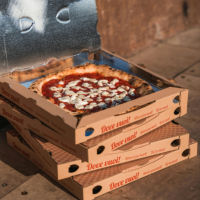L'usine imprime des boîtes à pizza de 9, 10, 12, 15, 16 et 18 pouces avec des dimensions 33x33, présentant des designs personnalisés de logos de contenants alimentaires