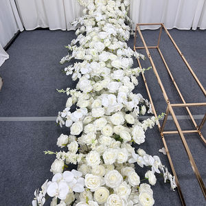Arrangement floral classique réaliste en roses artificielles en soie blanches avec feuillage vert pour la décoration de fond de mariage en extérieur - Product Image 3
