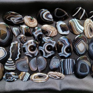 Lot de cabochons en agate noire à bandes, formes variées, pierres précieuses naturelles en vrac pour la fabrication de bijoux, exportateur OEM Inde - Product Image 2