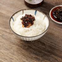 Sauce chili chinois aux haricots noirs avec du riz et des nouilles garder une bonne table