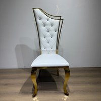 Chaise de salle à manger de luxe à dossier haut en cuir PU blanc, avec piètement en acier inoxydable doré, idéale pour mariages, banquets, événements et locations.