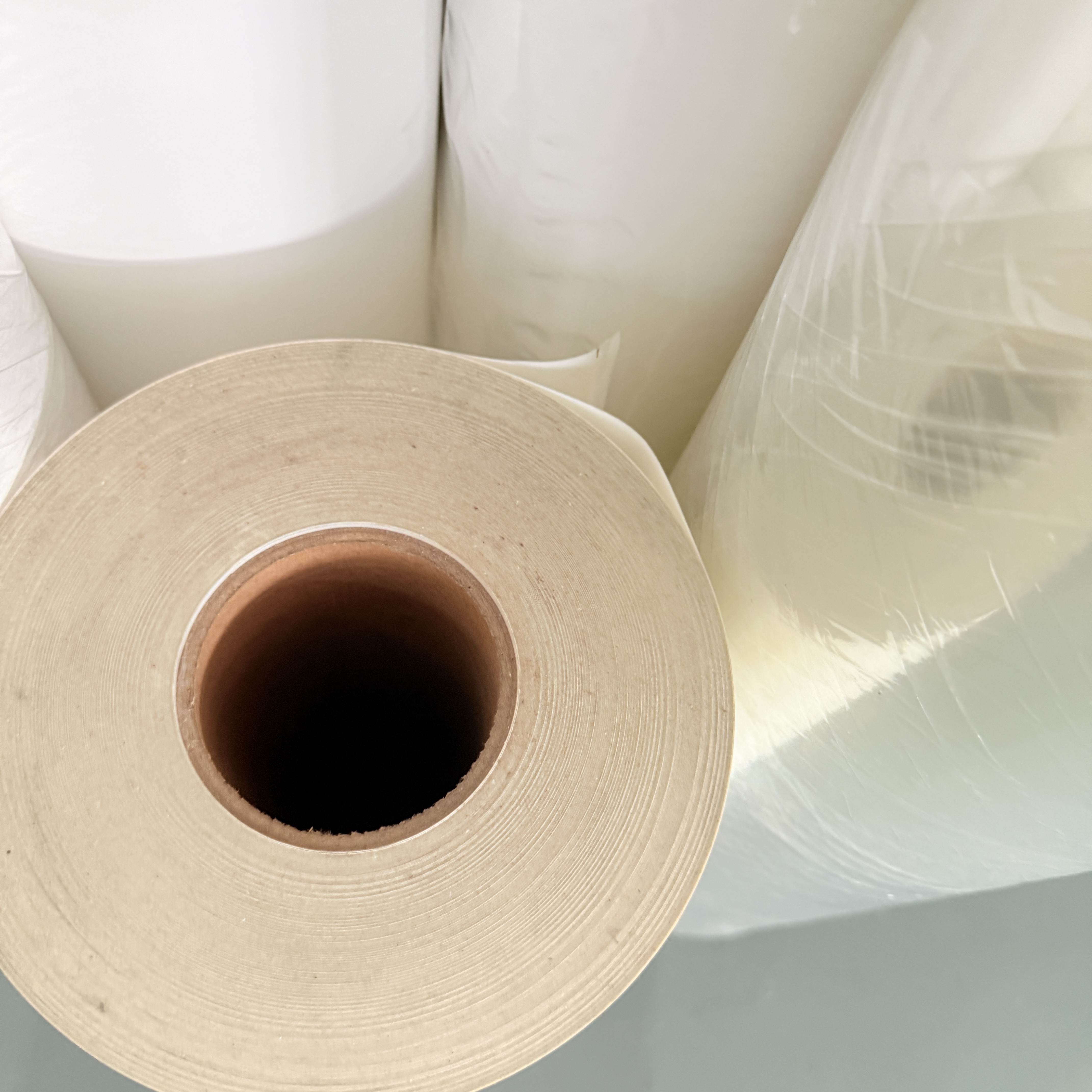 China Manufacture Paper Film Roll 1.016x50m White Pp Self-Adhesive Printing Roll White Pp Material Rolls