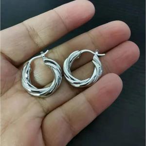 Orecchini a Cerchio Spessi Dorati Trendy per Donne, <span class=keywords><strong>Gioielli</strong></span> Antichi Placcati Oro, Design Intrecciato e Cavo - Product Image 6