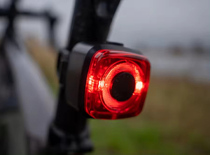 Ensemble <span class=keywords><strong>de</strong></span> lumière <span class=keywords><strong>de</strong></span> vélo étanche rechargeable USB-C <span class=keywords><strong>de</strong></span> 300 lumens avec alimentation CE RoHS LED par batterie - Product Image 4