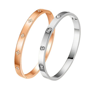 طقم أساور نسائية من فاليانا مطلية بالذهب عيار 18 قيراط مع زركون على شكل زهرة رباعية الأوراق قابلة للتكديس - Product Image 2