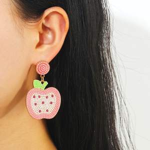 Bonbons couleur riz perle pomme boucles d'oreilles retour à l'école remise des diplômes cadeau de fête des enseignants pour les femmes Uionen 1801 - Product Image 1