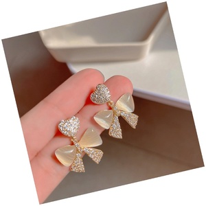 Pendientes de botón QX de aleación de zinc chapados en oro vintage elegantes con ópalo verde talla Asscher y diseño de flor de trébol de cuatro hojas para mujer, regalo, ¡gran oferta! - Product Image 4