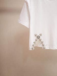 Camiseta Corta Casual con Abertura Lateral y Diamantes para Mujer, a la Moda - Product Image 5