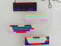 Claviers mécaniques avec configurations 60 % ou 75 % interchangeables à chaud, dotés de commutateurs bleus ou rouges, et d'un câble Type-C détachable.