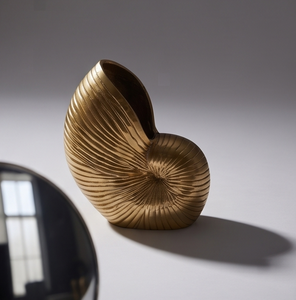 Jarrón Decorativo de Metal Dorado, Diseño Escultural Inspirado en Conchas, Textura Acanalada, Portaflores para Decoración del Hogar, Exhibición en Hoteles y Restaurantes - Product Image 5