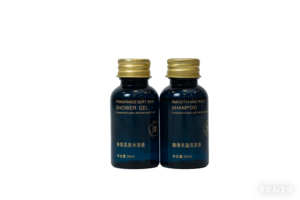Ensemble <span class=keywords><strong>de</strong></span> voyage personnalisé <span class=keywords><strong>de</strong></span> 30 ml : Shampoing et gel douche en gros sous marque privée avec bouchons métalliques dorés pour hôtels <span class=keywords><strong>de</strong></span> luxe - Product Image 2