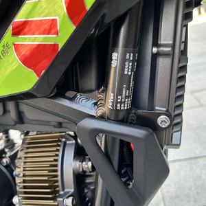 Motocicleta Eléctrica Surron de Alto Torque, Aceleración Rápida de 40 mph, Ligera, para Diversión en el Patio Trasero - Product Image 2