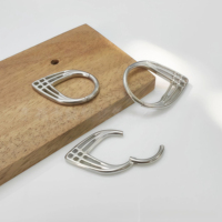 Anneau de nez Thorrk en titane ASTM F136, bijoux en titane G23, piercing de nez segmenté en forme de goutte d'eau avec fermoir