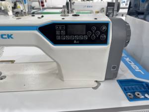 จักรเย็บผ้ามือสองความเร็วสูง A4E แบบล็อคสติทช์ คอมพิวเตอร์ควบคุม  แบบเตียงราบ ตัดด้ายอัตโนมัติ ระบบขับเคลื่อนโดยตรง โครงสร้างโลหะ สำหรับงานตัดเย็บเสื้อผ้า - Product Image 6