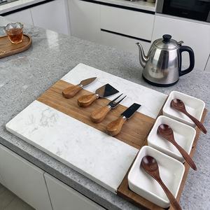 Tabla de Quesos Rectangular Personalizada y Sostenible de Mármol y Madera de Acacia con 3 Tazones de Cerámica - Product Image 5