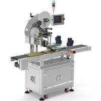 Machine d'étiquetage automatique de chaussettes auto-adhésives pour surfaces planes et vêtements