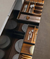Meuble de cuisine sur mesure Song Design, finition grain de bois massif, construction de tiroirs à queue de pie, porte vitrée, garantie 5 ans - Premium