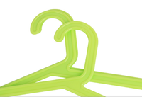 Cintre en plastique plat antidérapant coloré économique personnalisable à faible quantité minimale de commande pour la conception des enfants pour les magasins de vêtements et les magasins