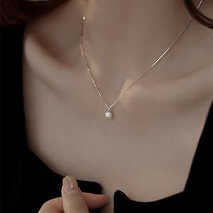 Collier clavicule en argent 925 de style français pour femme avec un pendentif en perle d'eau douce, luxe haut de gamme, style français léger - Product Image 1