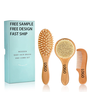 Ensemble brosse et peigne de bain en bois à poils de chèvre doux et naturels avec logo personnalisé, brosse démêlante hypoallergénique, sûre pour bébé - Product Image 1