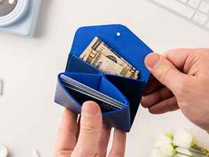 Portefeuille fin personnalisé en cuir véritable, cadeau pour demoiselle d'honneur, accessoires pour femmes, design de petite poche - Product Image 4