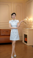 9518 [Glamour Élégant] Nouvelle Robe Cheongsam Améliorée Chinoise Coupe Slim Évasée en Jacquard pour Femme, Broderie Bleue, Boutons Grenouillère, Été