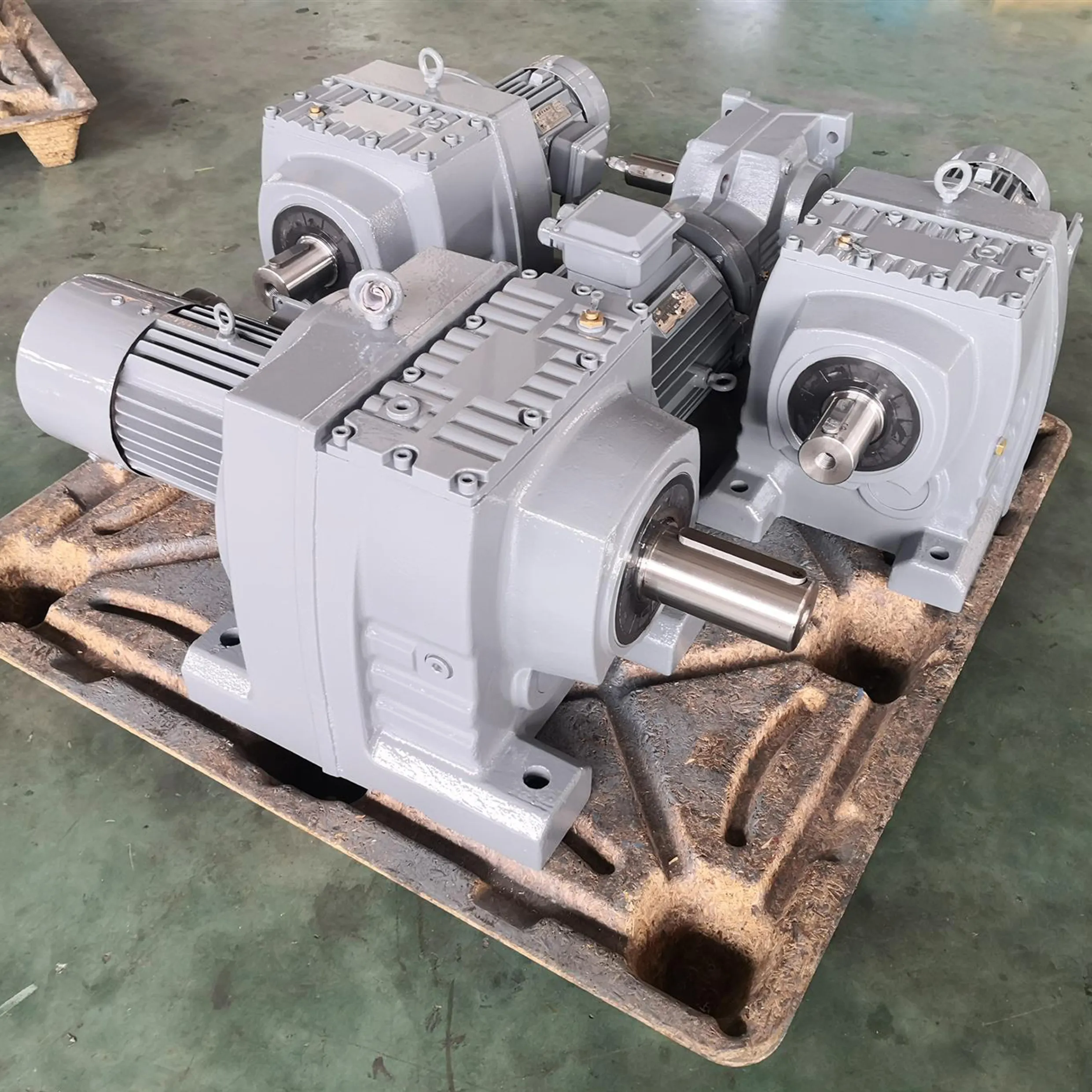 GUOMAO Brand Gear Box Speed Reducer High Torque Helical Worm Gear Right Angle With Flange Torque Arm Hollow Shaft Shrink Disk