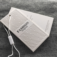 Étiquette volante en plastique transparent imprimé de logo personnalisé Étiquettes en papier UV avec point oscillant en relief Étiquette volante en papier avec ficelle pour vêtement